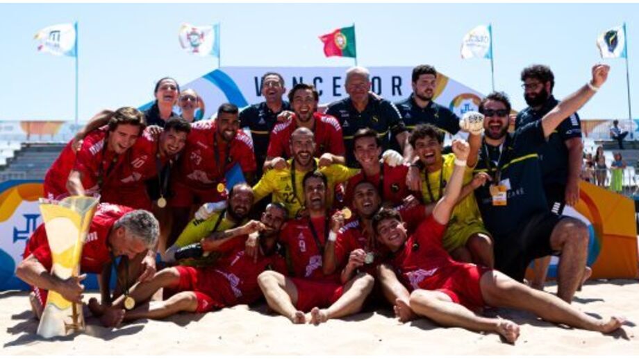 Equipa da ACD Sótão com o troféu