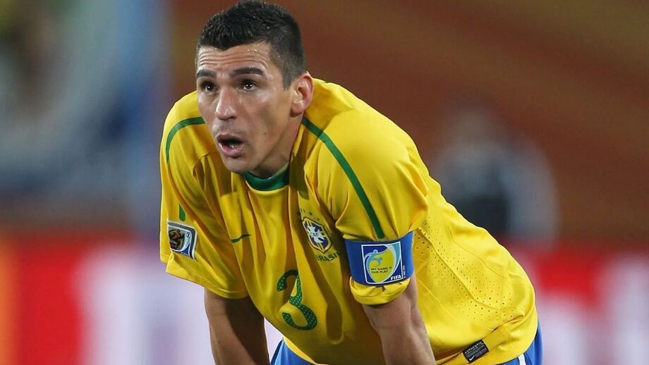 Lúcio a defender as cores da canarinha