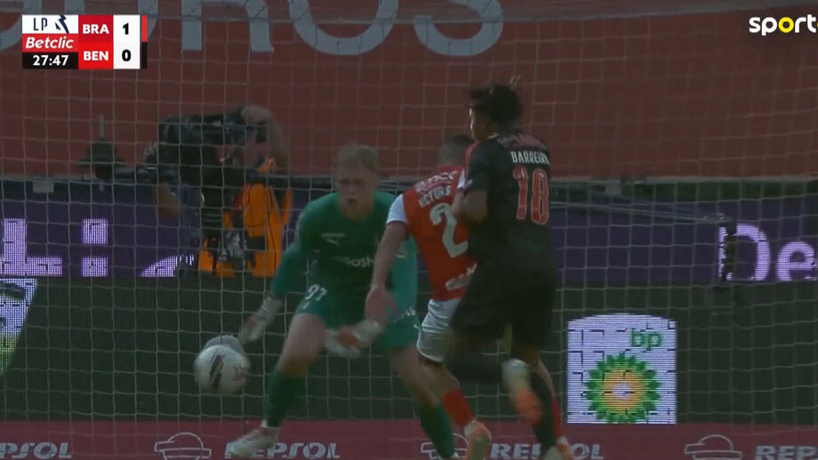 Lance entre Victor Gómez e Leandro Barreiro