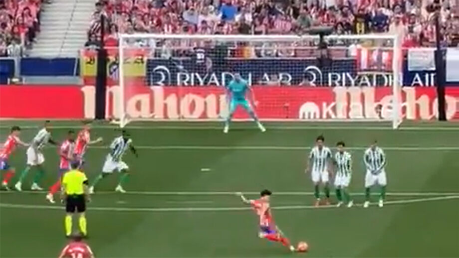 Avançado argentino atirou um livre direto perfeito