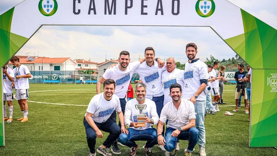 Carlos Campos, ao centro em baixo, com o troféu de campeão nacional sub-19