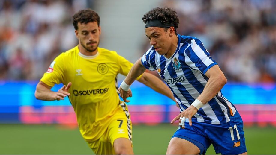 Pepê, extremo do FC Porto, em ação frente ao Nacional