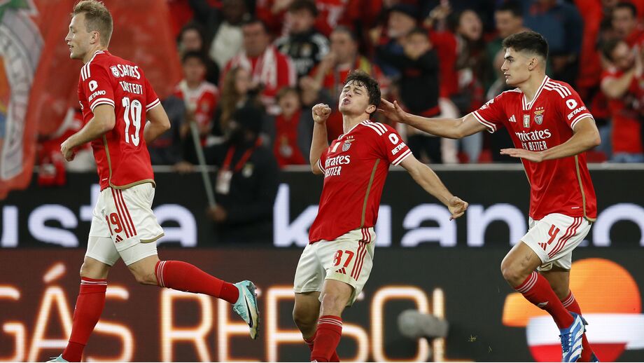 Tengsted e João Neves marcaram na última vitória dos encarnados