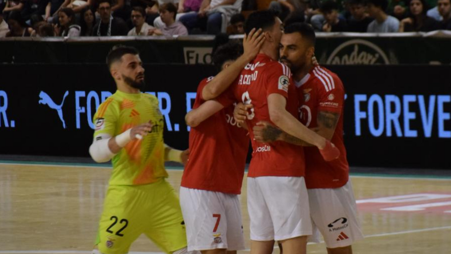 Jogadores do Benfica festejam o golo