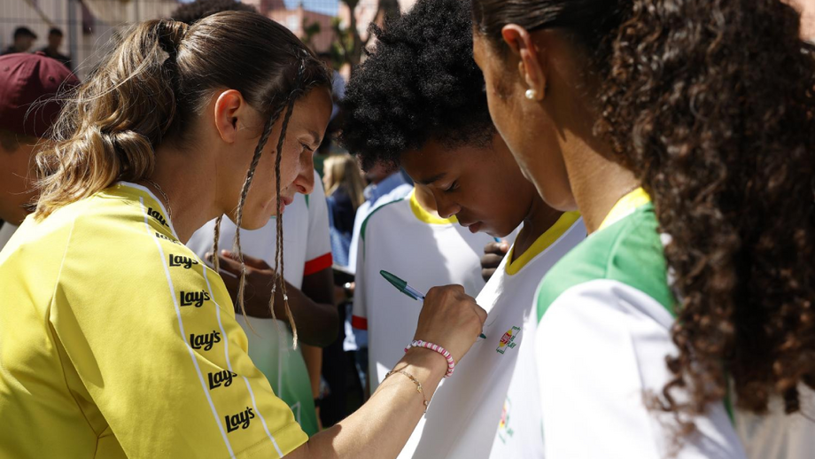 Tatiana Pinto distribuiu autógrafos à margem da inauguração de um campo de futebol de promoção da inclusão social através do desporto, no bairro de Chelas