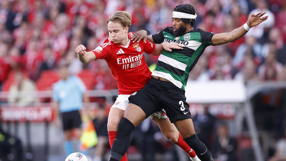 St. Juste disputa a bola com Schjelderup no Benfica-Sporting