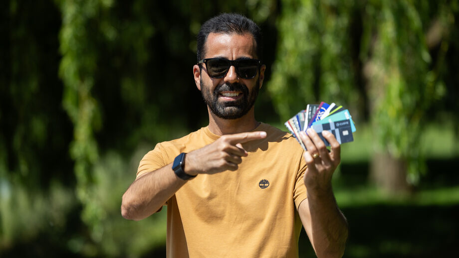 Vítor Calado tem 12 cartões e explica como consegue poupar