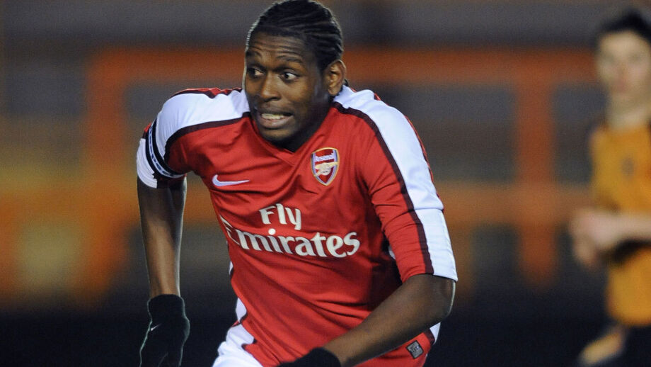 Jay Emmanuel-Thomas quando jogava pelo Arsenal