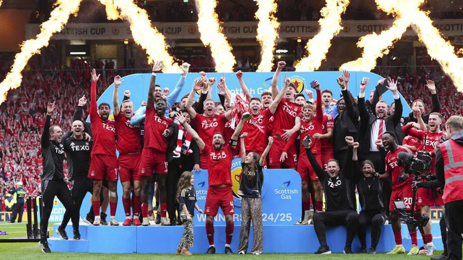 Jogadores e equipa técnica do Aberdeen fazem a festa após a conquista da Taça da Escócia