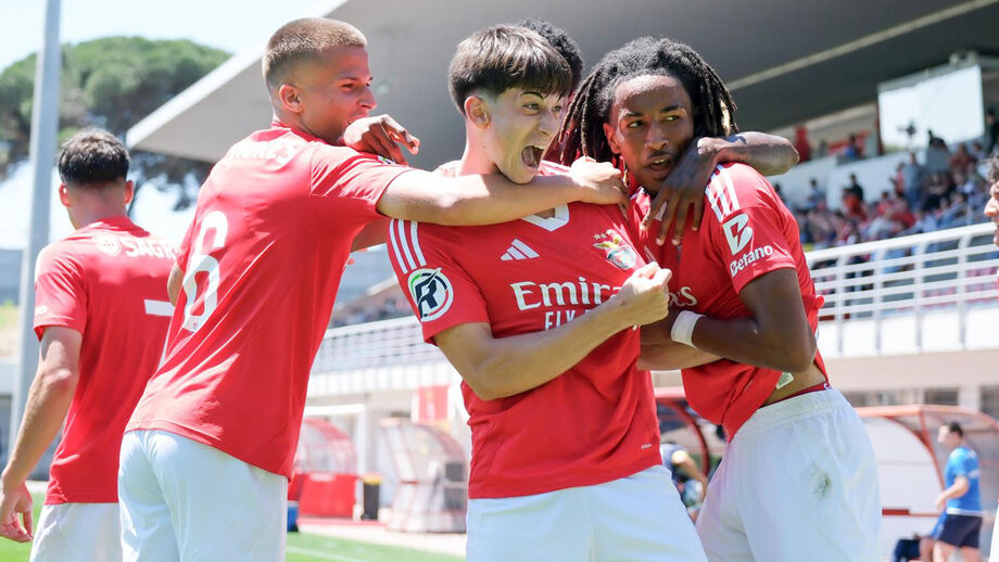 Jogadores do Benfica fazem a festa durante o jogo com o Famalicão, da Taça Revelação