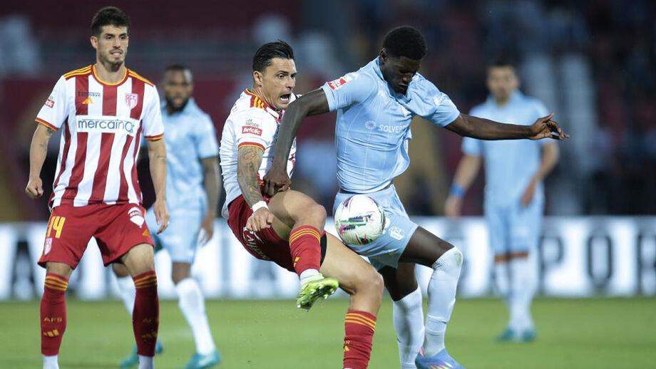 Jorge Teixeira (ao centro) está de saída do AVS SAD