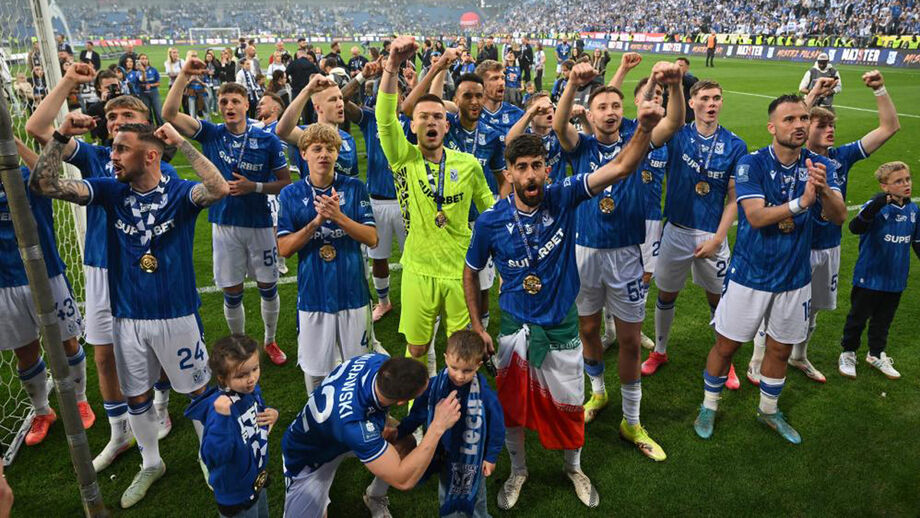 Jogadores do Lech Poznan fazem a festa