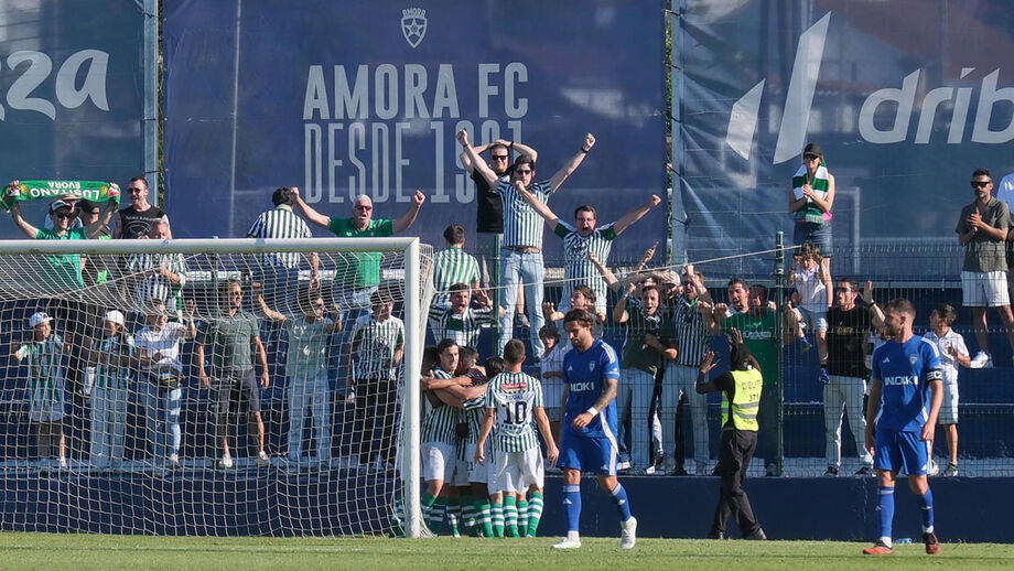 Jogadores e adeptos do Lus. Évora festejam frente ao Amora