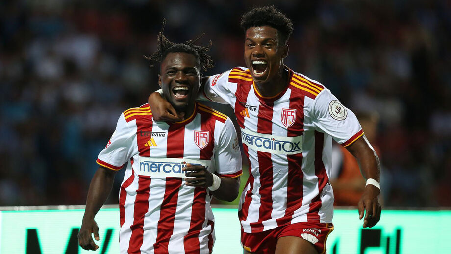 Tunde (esquerda) festeja com Mercado o golo frente ao Vizela