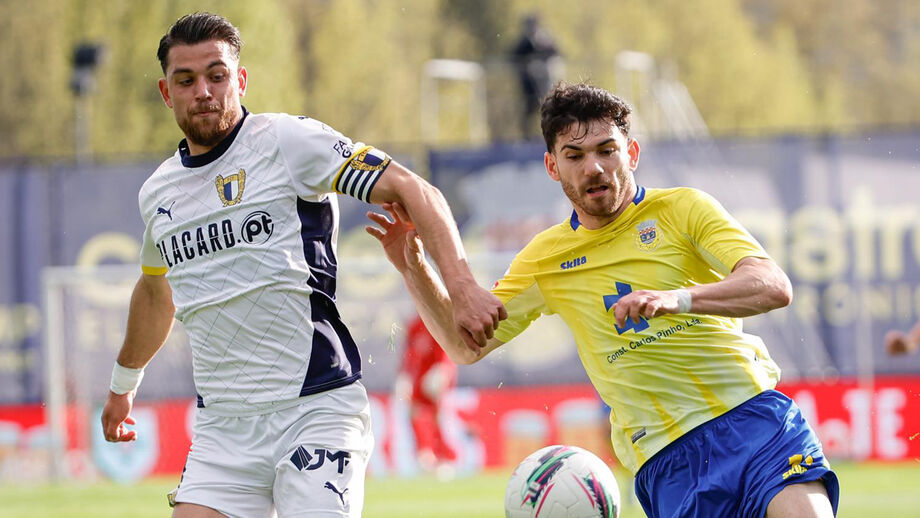 Enea Mihaj (à esquerda) tem dado nas vistas com a camisola do Famalicão