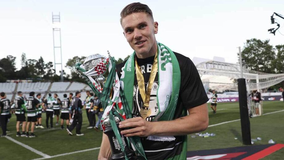 Gyökeres com o troféu da Taça de Portugal