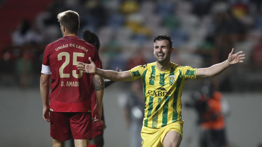 Roberto emocionado durante a vitória do Tondela em Leiria