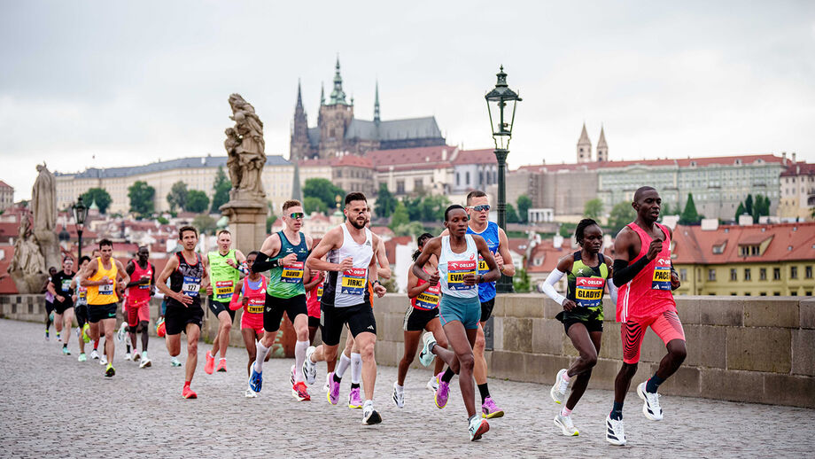 Passagem pela Ponte Carlos é um dos pontos altos da prova