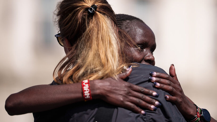Acabar uma maratona emociona e nem os profissionais escapam. Como se vê aqui por Vivian Melly, a 4.ª colocada, que se estreou na distância nesta prova