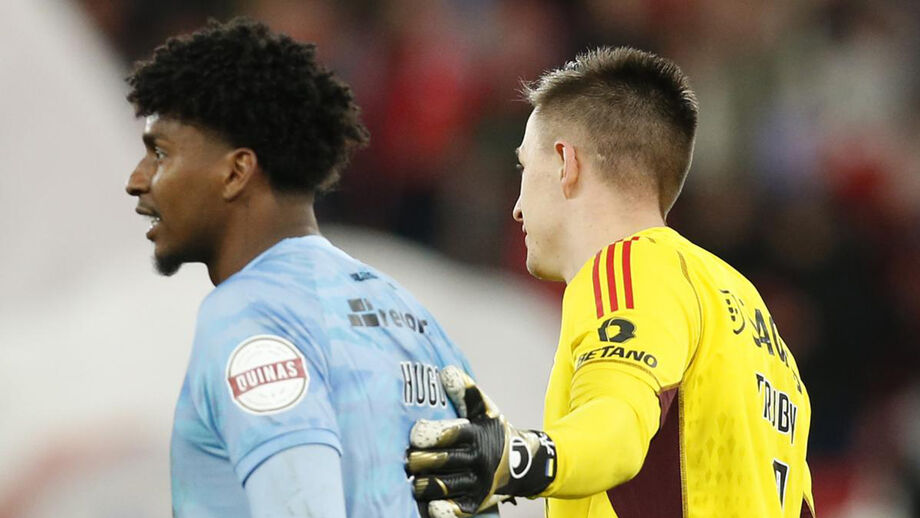 Hugo Souza destacou-se ao defender três penáltis contra o Benfica, no Estádio da Luz