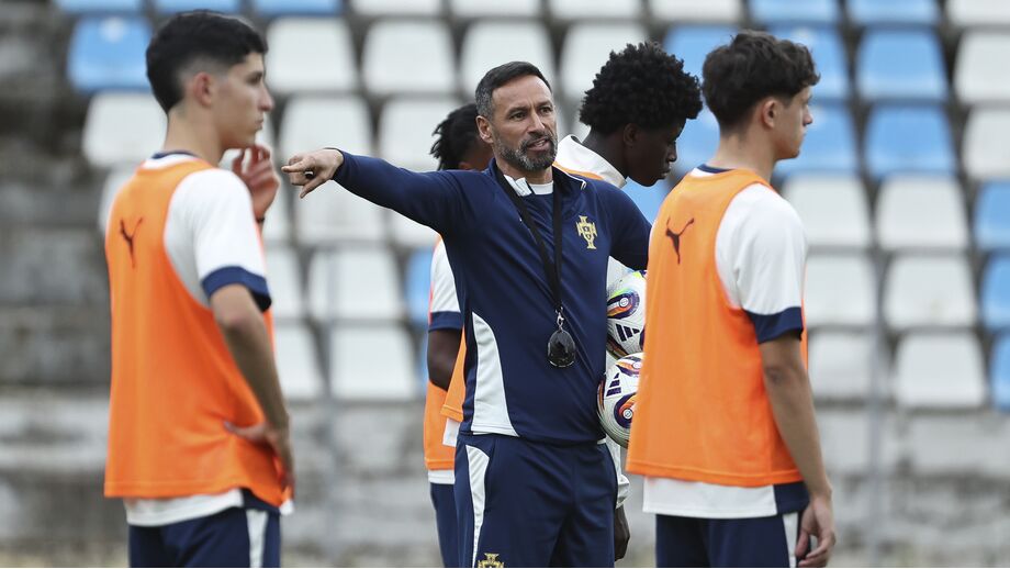 Bino Maçães durante um treino da Seleção sub-17