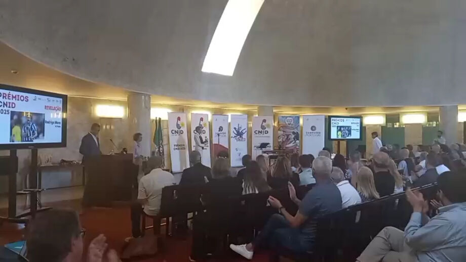  Jovem do FC  Porto recebe prémio relativo a Revelação do Ano atribuído pelo CNID.