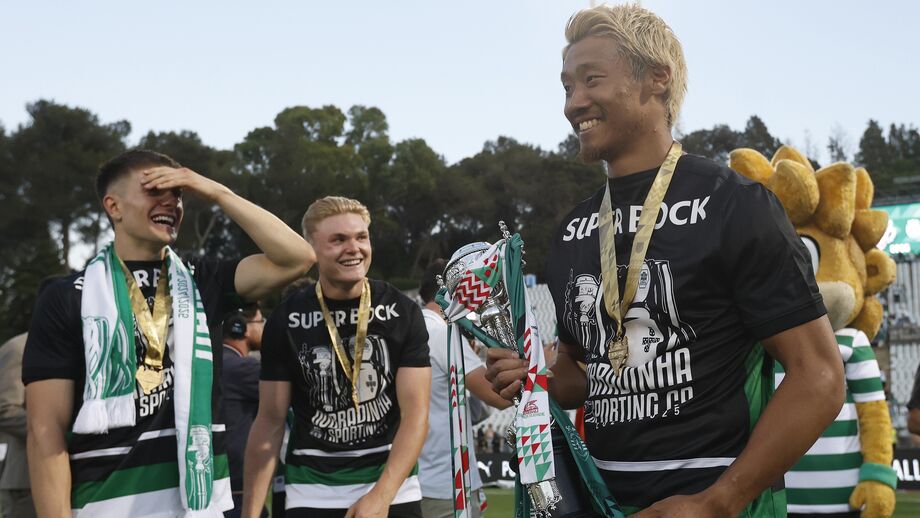 Morita feliz no Jamor com o troféu da Taça de Portugal