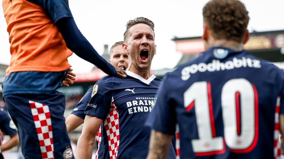 De Jong celebra mais um golo