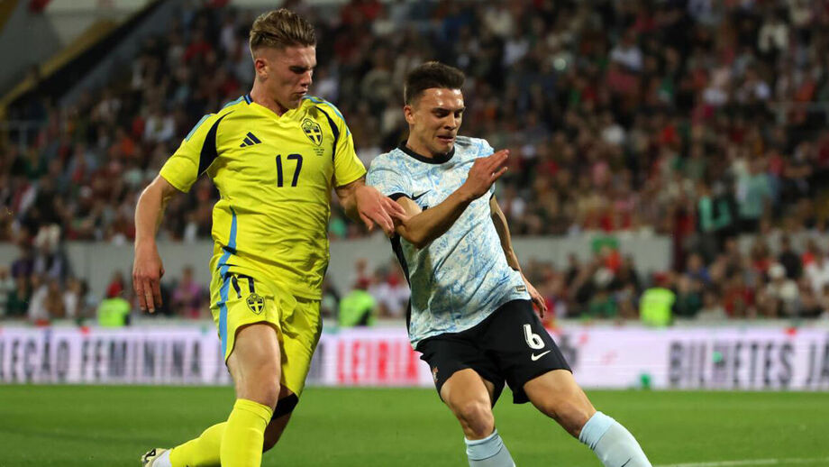 Gyökeres com Palhinha num jogo entre a Suécia e Portugal