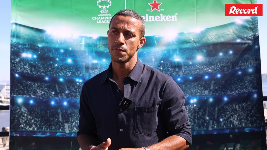 O antigo médio, embaixador da Heineken para a Liga dos Campeões feminina, analisou a temporada do extremo do Barcelona