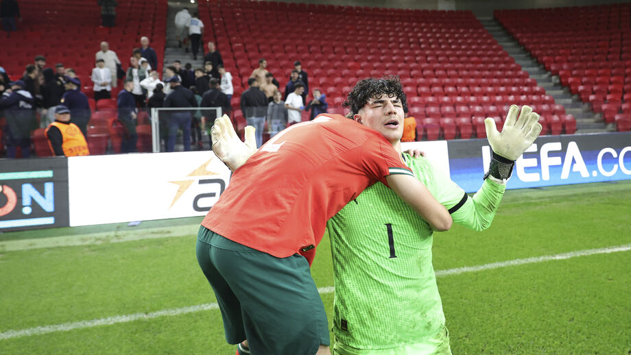 Guardião muito felicitado após determinar o adeus de Itália ao Campeonato da Europa de sub-17