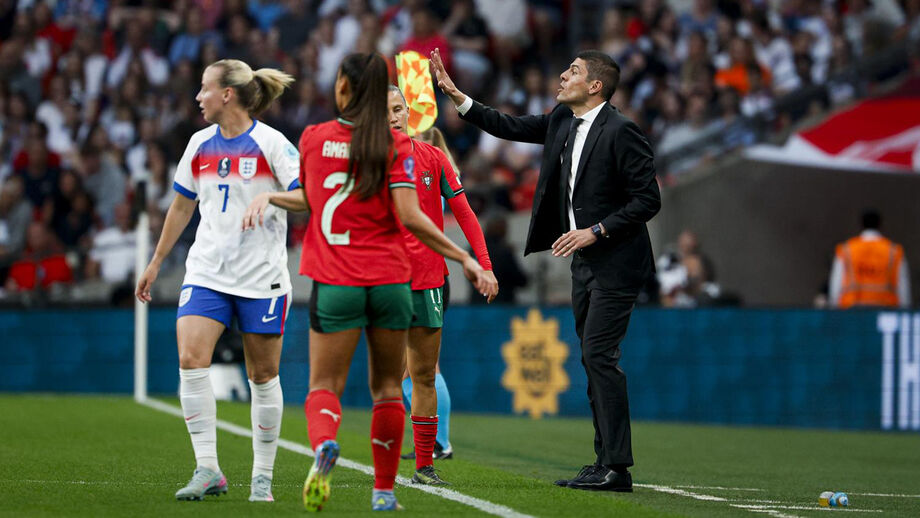Francisco Neto dá indicações durante o Inglaterra-Portugal