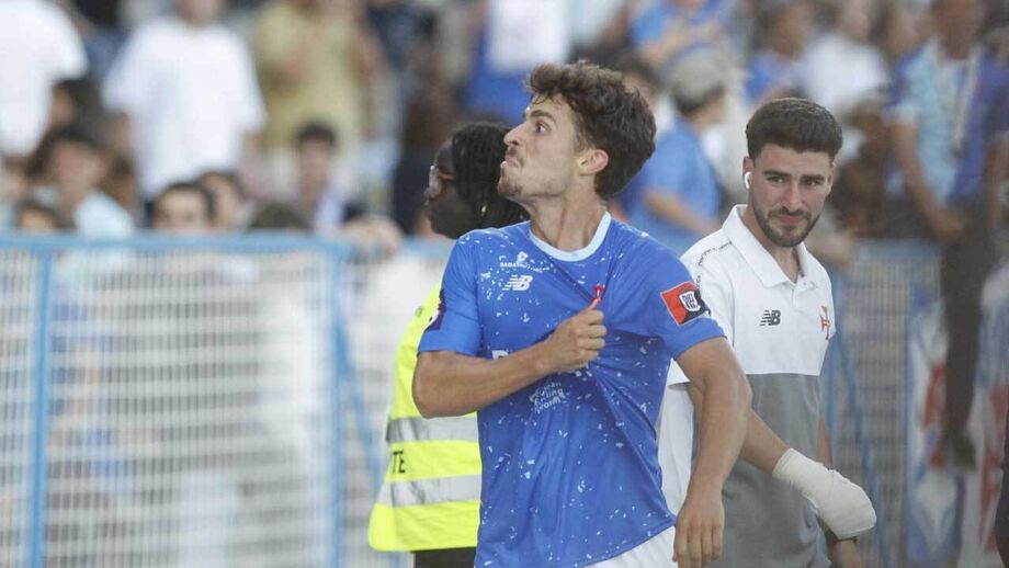 Diogo Leitão festeja com a camisola do Belenenses