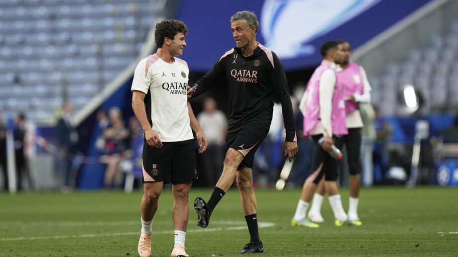 Luis Enrique com João Neves durante a preparação para a final da Liga dos Campeões