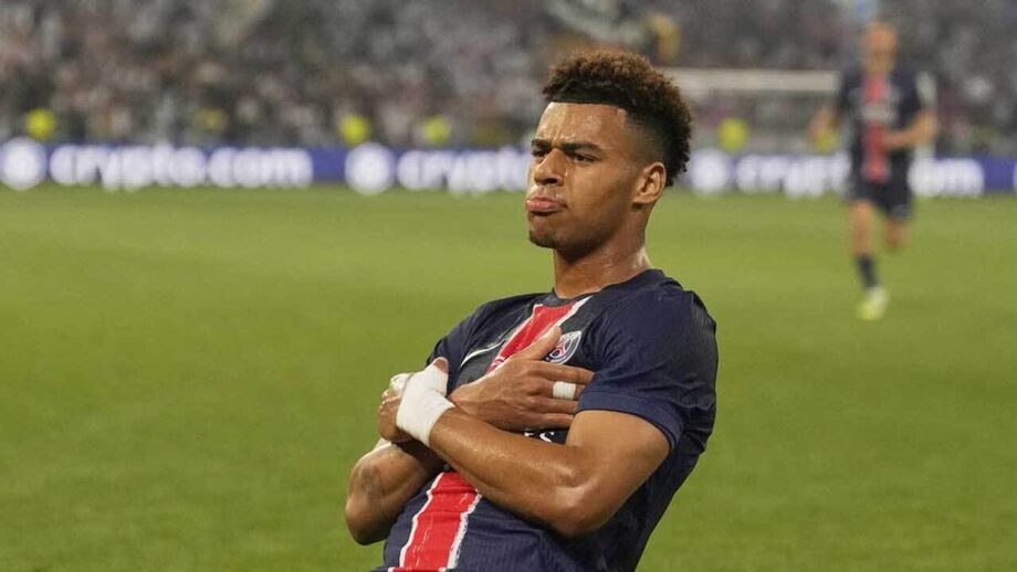 Desiré Doué celebrou um dos seus golos na final da Champions... à Mbappé