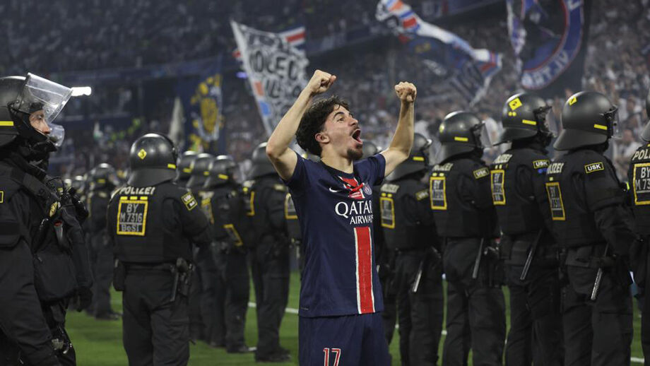 Vitinha celebra a conquista da Liga dos Campeões com os adeptos do PSG