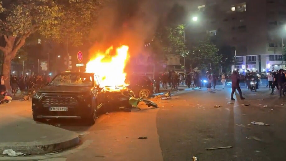 Milhares de pessoas saíram à rua depois da conquista do PSG, mas algumas... sem as melhores intenções