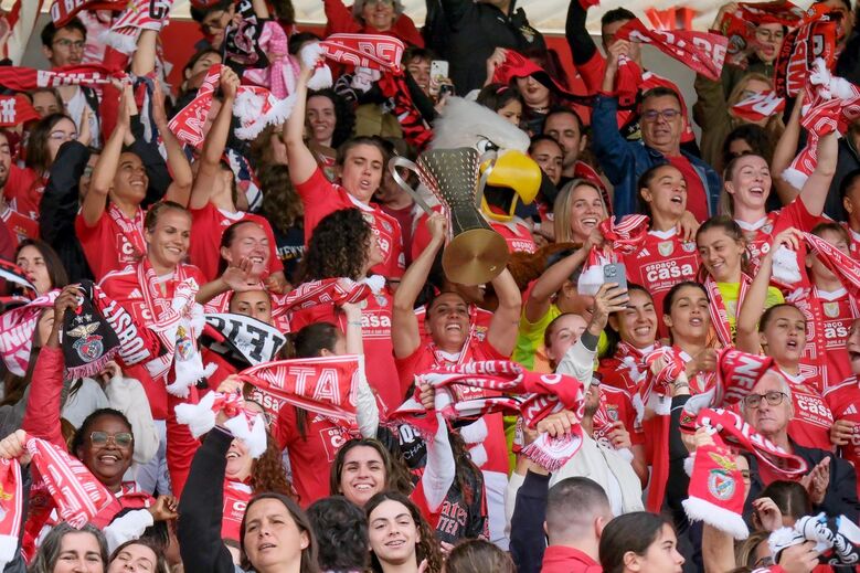 Jogadoras do Benfica festejam a conquista do pentacampeonato junto dos adeptos nas bancadas do Benfica Campus
