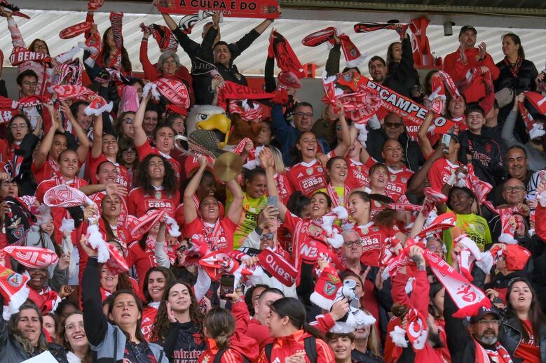 Jogadoras do Benfica festejam a conquista do pentacampeonato junto dos adeptos nas bancadas do Benfica Campus