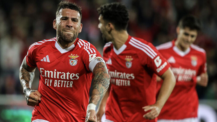 Otamendi festeja golo frente ao Estoril