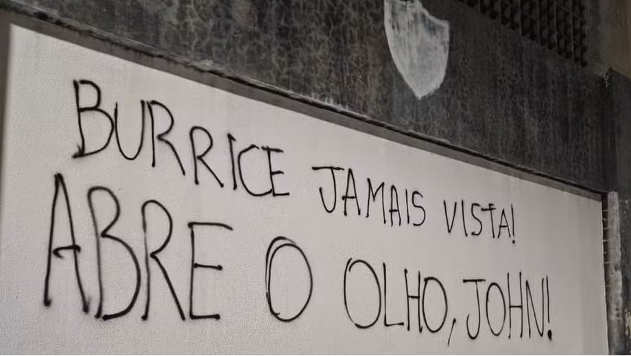 Adeptos do Botafogo protestam contra John Textor e Renato Paiva