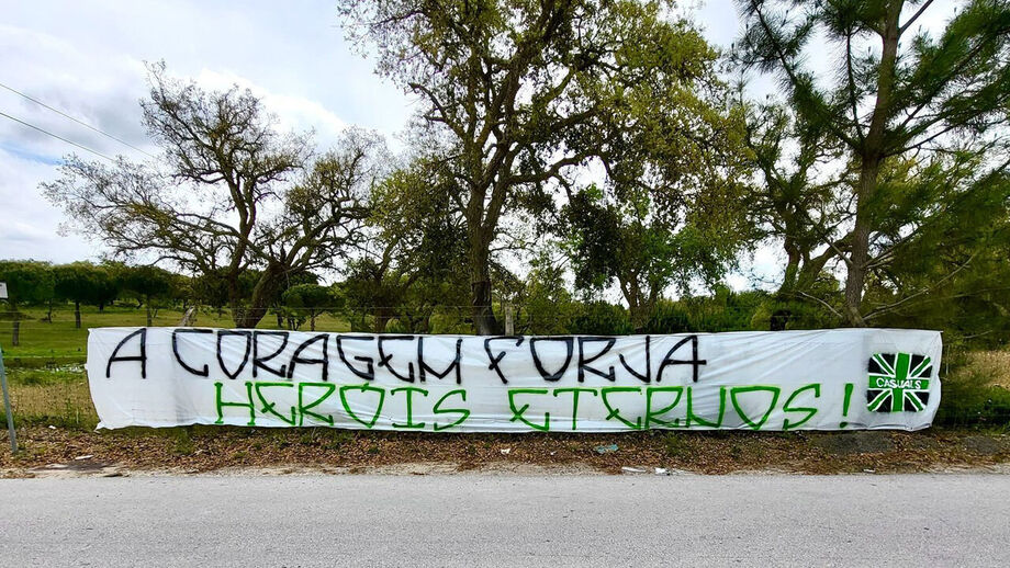 «A coragem forja heróis eternos»: adeptos do Sporting colocam tarja à saída da Academia 