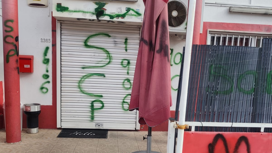Casa do Benfica da Quinta do Conde vandalizada com inscrições do Sporting