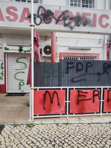 Casa do Benfica da Quinta do Conde vandalizada com inscrições do Sporting