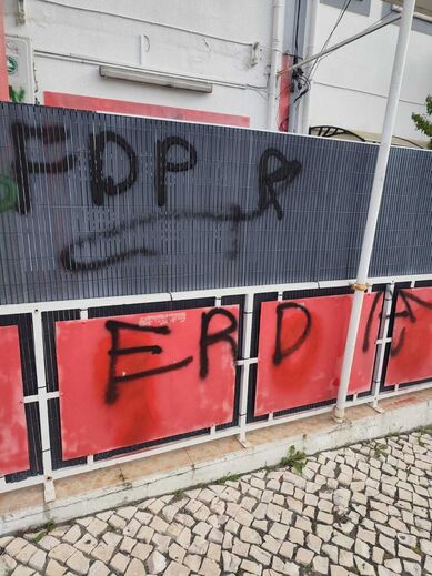 Casa do Benfica da Quinta do Conde vandalizada com inscrições do Sporting