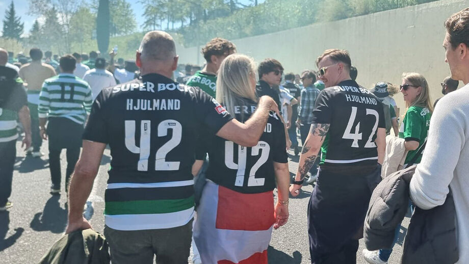 Pais de Hjulmand no cortejo dos adeptos do Sporting até à Luz