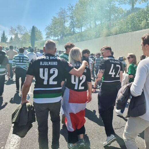 Pais de Hjulmand no cortejo dos adeptos do Sporting até à Luz