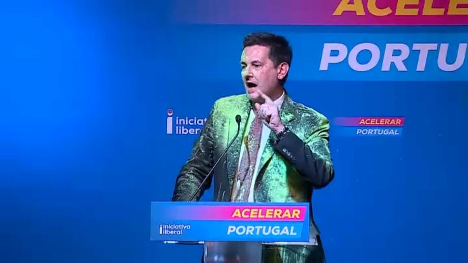 Rui Rocha atingido com tinta verde durante comício em Lisboa