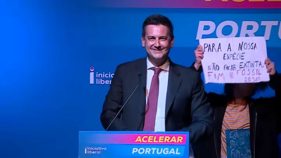 Ativista do movimento 'Fim ao Fóssil' sobe ao palco com cartaz