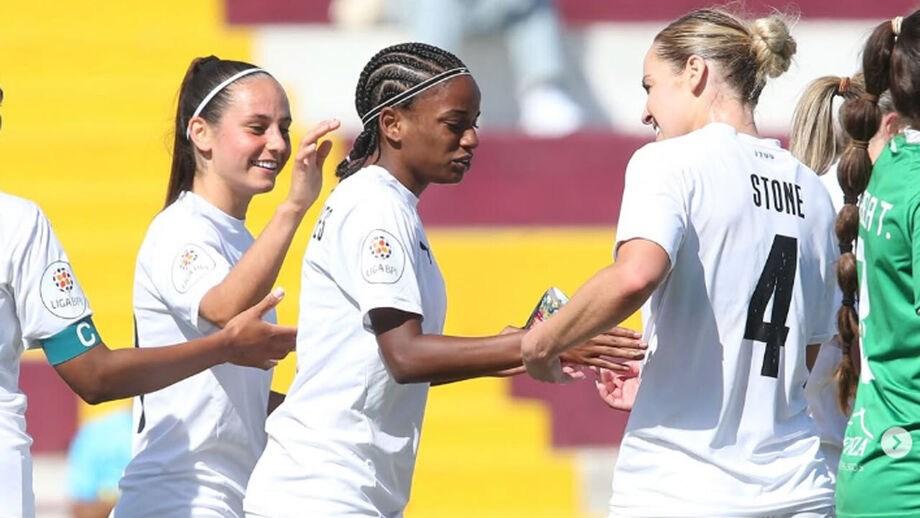 Jogadoras do Damaiense a festejar